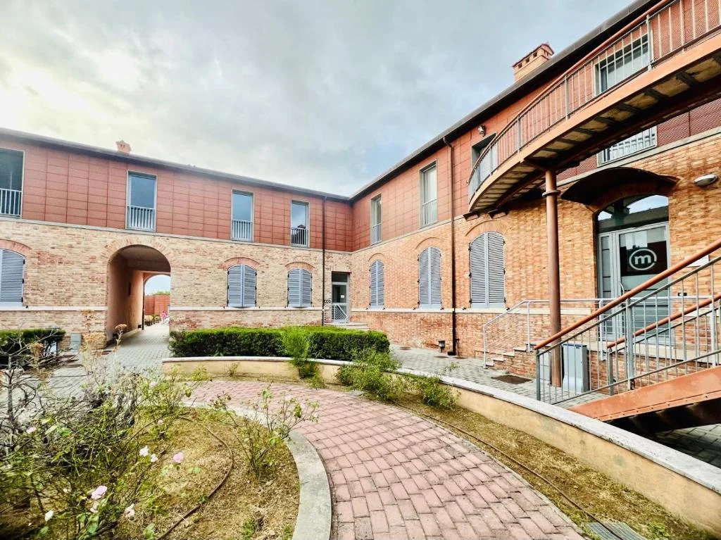Edificio e cortile del complesso residenziale di Deltasol