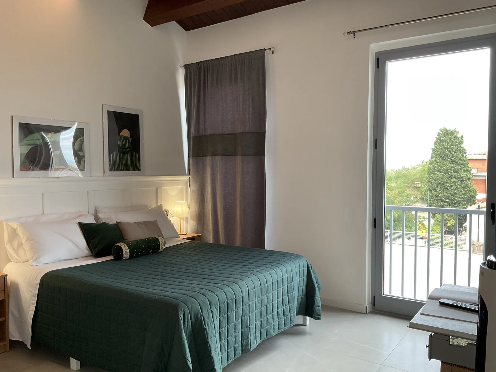 Delta · Camera Deltasol nei toni del verde con letto e finestra sul panorama