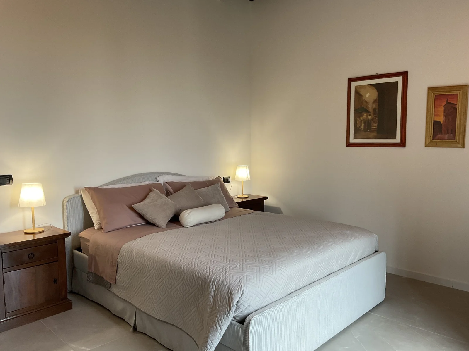 Sol · Camera Deltasol nei toni neutri con letto e lampade da comodino