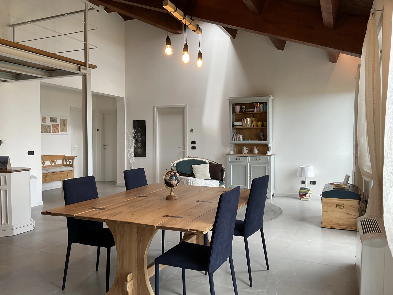 Tavolo in legno e dettagli d’arredo dello spazio condiviso